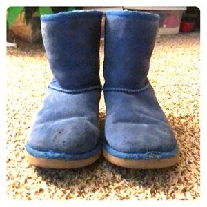 Blue Uggs size 2 but fits like 4